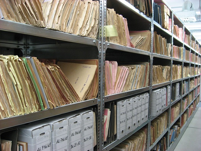 regály v archivu