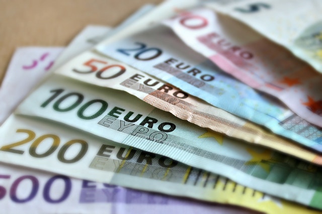 Peníze 5 euro, 10 euro, 20 euro, 50 euro, 100 euro, 200 euro a 500 euro..jpg