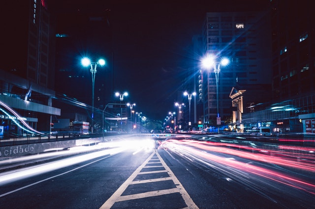 osvětlená silnice ve městě