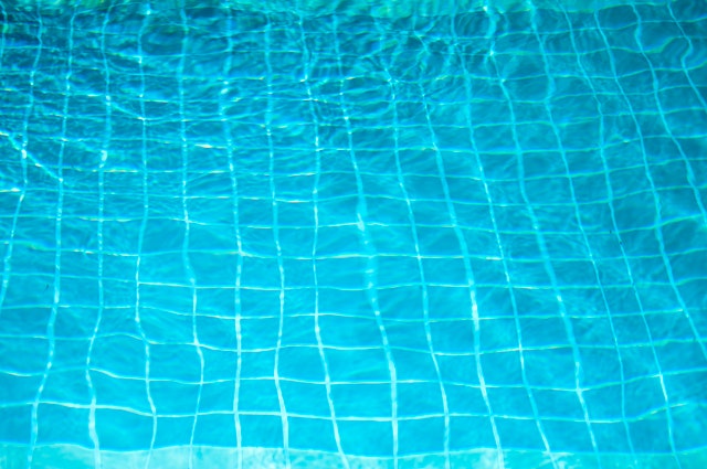 Bazén s průzračně čistou vodou