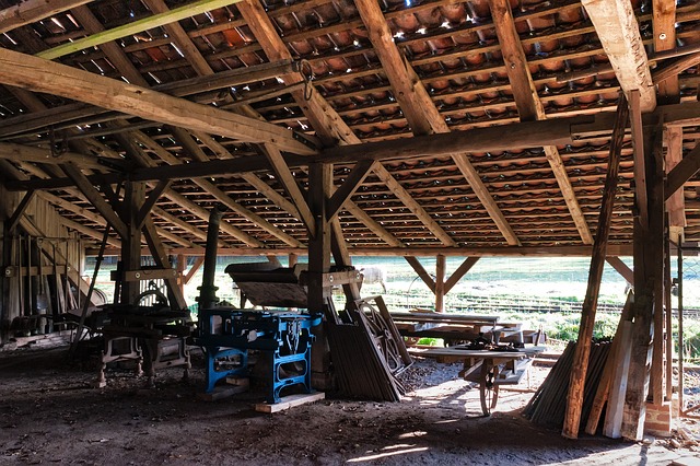 stodola s dřevěnými krovy