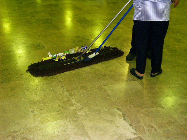 blýskavá podlaha utíraná pořádným mopem