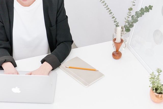 MacBook na stole